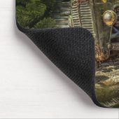 Vintager grüner Traktor Rustikaler alter Stall Mousepad (Ecke)