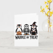 Vintager Halloween Pinguin Trick oder Waddle Spook Karte (Gelbe Blume)