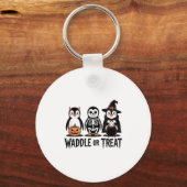 Vintager Halloween Pinguin Trick oder Waddle Spook Schlüsselanhänger (Vorderseite)