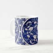 Vintager Hintergrund. Schönes, blumengeschmücktes Kaffeetasse (Vorderseite Links)