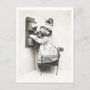 Vintager Hund macht einen Anruf seltsam Postkarte