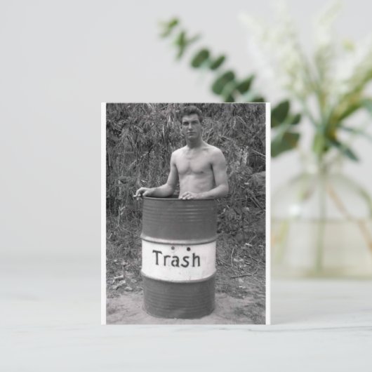 Vintager Hunk in Mülleimer Postkarte (Stehend Vorderseite)