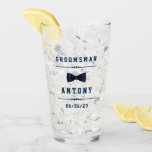 Vintager Individuelle Name Dunkelblauer Trauzeuge Glas<br><div class="desc">Vintage Typografie und ein Bogen-Krawatte-Bild machen diese personalisierten Hochzeitsfeier-Glasscheiben zum perfekten Geschenk für jeden Bräutigam.</div>