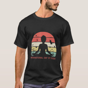Vintager Internationaler Yoga-Tag für Männer Kinde T-Shirt