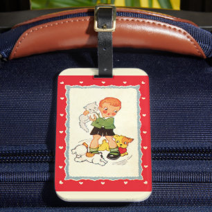 Vintager Junge, der ein Kätzchen mit Racing Welpen Gepäckanhänger