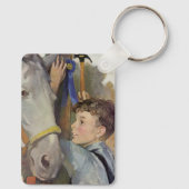 Vintager Junge mit seinem blauen Ribbon-Siegespfer Schlüsselanhänger (Rückseite)