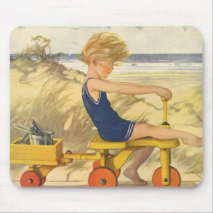 Vintager Junge spielt am Strand mit Sandspielzeug Mousepad