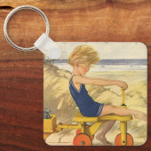 Vintager Junge spielt am Strand mit Sandspielzeug Schlüsselanhänger (Vorderseite)