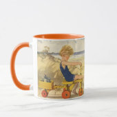 Vintager Junge spielt am Strand mit Sandspielzeug Tasse (Links)