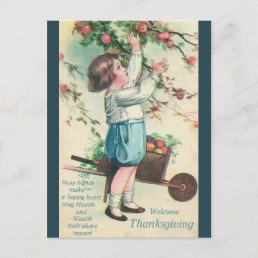 Vintager Junge wählt Äpfel Erntedank Postkarte (Vorderseite)