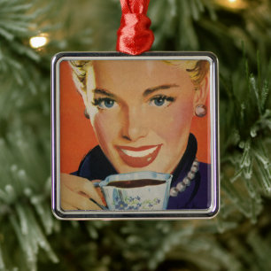 Vintager Kaffee, glückliche Frau mit Retro Coffee  Ornament Aus Metall