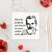 Vintager Kaffeesnob-Mann schweigend beurteilen Serviette (Beispiel)