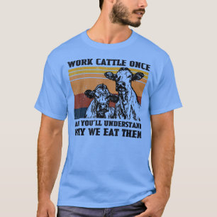 Vintager Kuh-Bauer arbeitet einmal und versteht T-Shirt