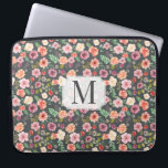 Vintager ⎥ laptopschutzhülle<br><div class="desc">Weich grauer Hintergrund mit Vintagem, nahtlosem Blumenmuster in sanften Federtönen, Pfirsich und Lila mit kundenspezifischem Monogramm in Serif-Schriftart</div>