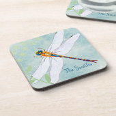 Vintager Libellenfliege im Hintergrund verblasster Getränkeuntersetzer (Linke Seite)