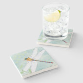 Vintager Libellenfliege im Hintergrund verblasster Steinuntersetzer (Seitenansicht)