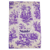 Vintager lila Toile de jouy monogramm Mittlere Geschenktüte (Rückseite)