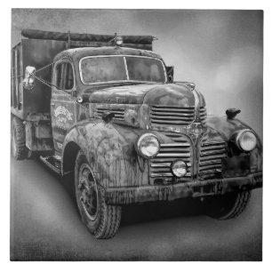 VINTAGER LKW IN SCHWARZWEISS FLIESE