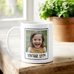 Vintager Meilenstein Geburtstag Foto Keepake Kaffeetasse<br><div class="desc">Feiern Sie die besonderen Momente des Lebens mit unserem Vintagen Meilenstein Geburtstag Foto Keepake Kaffee Tasse! Diese charmante Tasse besticht durch ein klassisches Vintages Design, personalisiert mit einem unvergesslichen Foto und einem Meilenstein. Aus hochwertiger Keramik gefertigt, garantiert es Haltbarkeit und einen komfortablen Griff für Ihre Lieblingsgetränke. Diese Tasse ist ideal...</div>