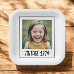 Vintager Meilenstein Geburtstag Foto Keepake Pappteller<br><div class="desc">Feiern Sie besondere Meilensteine mit unserem Vintagen Meilenstein Geburtstag Foto Keepake Papier Teller! Diese Teller sind im klassischen Vintagen Design personalisiert und mit einem unvergesslichen Foto und einem Meilenstein versehen. Die Dekoration des Party wird durch eine einzigartige Touch ergänzt. Aus hochwertigen, langlebigen Materialien gefertigt, sind sie sowohl stilvoll als auch...</div>