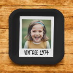 Vintager Meilenstein Geburtstag Foto Keepake Pappteller<br><div class="desc">Feiern Sie besondere Meilensteine mit unserem Vintagen Meilenstein Geburtstag Foto Keepake Papier Teller! Diese Teller sind im klassischen Vintagen Design personalisiert und mit einem unvergesslichen Foto und einem Meilenstein versehen. Die Dekoration des Party wird durch eine einzigartige Touch ergänzt. Aus hochwertigen, langlebigen Materialien gefertigt, sind sie sowohl stilvoll als auch...</div>