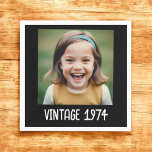 Vintager Meilenstein Geburtstag Foto Keepake Serviette<br><div class="desc">Fügen Sie Ihrer Feier eine Touch Nostalgie hinzu mit Vintagen Meilenstein Geburtstag Foto Keepake Napkins. Diese Servietten mit ihrem charmanten Vintagen Design können mit einem beliebten Foto und Geburtstagsdetails personalisiert werden, was sie zu einer einzigartigen und unvergesslichen Ergänzung Ihres Events macht. Aus hochwertigem, absorbierendem Material gefertigt, sind sie perfekt für...</div>