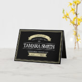 Vintager Meilenstein über dem Hügel Karte (Gelbe Blume)