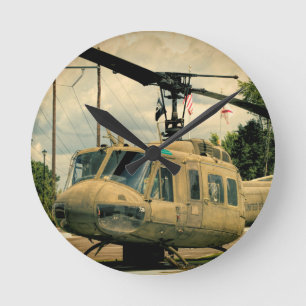 Vintager Militär-Hubschrauber Vietnam-Ära-Uh-1 Runde Wanduhr