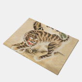Vintager Minhwa Tiger unter Kiefernwald Fußmatte (Schrägansicht)
