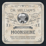 Vintager Mondschin Hillbilly Medicine Custom Brewe Quadratischer Aufkleber<br><div class="desc">Wenn Sie Ihre eigene Spirituose oder hausgemachtes Bier machen, markieren Sie Ihre Flaschen mit diesen lustigen, neuen Mondschein-Aufklebern. Das humorvoll Vintag aussehende Moonshine-Design kann leicht mit Ihrem Namen, Ihrem Staat oder Land, Ihrem eigenen Foto und mehr personalisiert werden. Das originelle Design ist mit einem antiken, farbigen Papierhintergrund und grau-blau, bedrücktem...</div>