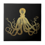 Vintager Oktopus Gold Schwarze Tinte Küste Nautic Fliese<br><div class="desc">Retro Vintage Oktopus-Illustration in metallisch antiken Gold Imitate Folie auf schwarz. Personalisieren Sie mit Ihrem eigenen inspirierenden Zitat, motivierend Nachrichten, Sprichwort, Texten, Monogramm oder Namen! Sie können auch unsere Octopuskunst auf viele andere Produkte und Accessoires übertragen, um ein einzigartiges, individuelles Küsten-Look zu schaffen.</div>