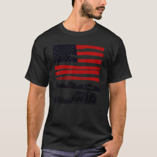 Vintager patriotischer Traktor unter amerikanische T-Shirt
