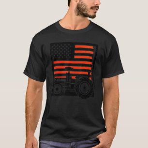 Vintager patriotischer Traktor unter amerikanische T-Shirt