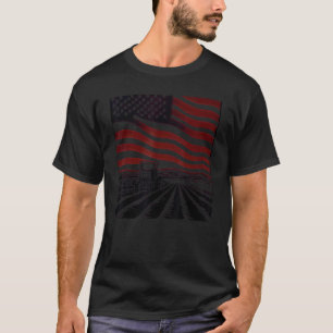 Vintager patriotischer Traktor unter amerikanische T-Shirt