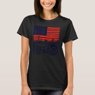 Vintager patriotischer Traktor unter amerikanische T-Shirt