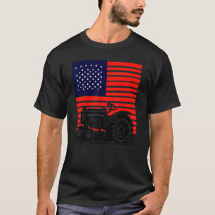 Vintager patriotischer Traktor unter amerikanische T-Shirt