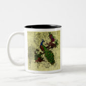 Vintager Pfau auf Zweigkleidung und Geschenke Zweifarbige Tasse (Links)