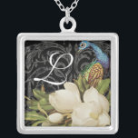 Vintager Pfau u. Magnolien-Monogramm-Halskette Versilberte Kette<br><div class="desc">Dieser elegante Vintage Pfau, Damast, Magnolien und Wirbelsentwurf wird auf einer breiten Strecke der Hochzeitsprodukte einschließlich Einladungen gekennzeichnet. Diese Sterlingsilber-Andenkenhalskette ist für Ihre Tochter, Schwester, Tante, Mutter oder Großmutter perfekt - sie hat eine elegante Berufung, die das Alter kreuzt. Auch ausgezeichnet für ein Brautpartygeschenk für die Braut, für die Geschenke...</div>