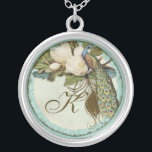 Vintager Pfau u. Radierungs-mit Monogramm Versilberte Kette<br><div class="desc">Dieser elegante Vintage Pfau-, Damast- und Radierungsentwurf wird auf einer breiten Strecke der Hochzeitsprodukte einschließlich Einladungen gekennzeichnet. Diese Sterlingsilber-Andenkenhalskette ist für ein Brautpartygeschenk für die Braut, für die Geschenke der Brautjungfern des Schmucks perfekt, für die Hochzeit zu tragen. Sie können den Braut- und Bräutigamnamen durch eine Mitteilung Ihrer Wahl oder...</div>