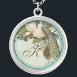 Vintager Pfau u. Radierungs-mit Monogramm Versilberte Kette<br><div class="desc">Dieser elegante Vintage Pfau-, Damast- und Radierungsentwurf wird auf einer breiten Strecke der Hochzeitsprodukte einschließlich Einladungen gekennzeichnet. Diese Sterlingsilber-Andenkenhalskette ist für ein Brautpartygeschenk für die Braut, für die Geschenke der Brautjungfern des Schmucks perfekt, für die Hochzeit zu tragen. Sie können den Braut- und Bräutigamnamen durch eine Mitteilung Ihrer Wahl oder...</div>