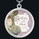 Vintager Pfau u. Radierungs-Mutter der Braut Versilberte Kette<br><div class="desc">Dieser elegante Vintage Pfau-, Damast- und Radierungsentwurf wird auf einer breiten Strecke der Hochzeitsprodukte einschließlich Einladungen gekennzeichnet. Diese Sterlingsilber-Andenkenhalskette ist für ein Brautpartygeschenk für die Braut, für die Geschenke der Brautjungfern des Schmucks perfekt, für die Hochzeit zu tragen. Sie können den Braut- und Bräutigamnamen durch eine Mitteilung Ihrer Wahl oder...</div>