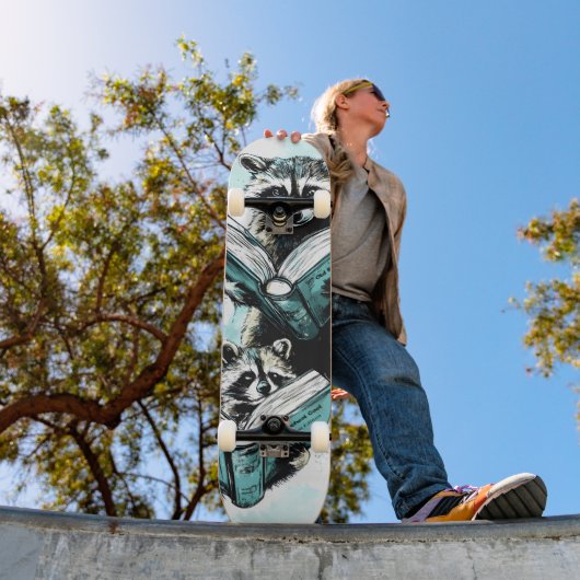 Vintager Raccoon Readers Club Skateboard (Außenbereich 1)