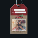 Vintager Red Christmas Truck Tree 2 Foto Geschenk  Geschenkanhänger<br><div class="desc">Vintager Red Truck Tree 2 Foto Geschenk Tag - Adorable rustikale Weihnachtsaufkleber 2 Ihrer Lieblings-Fotos,  ein roter Weihnachtswagen,  mit 2 frisch geschnittenen Weihnachtsbäumen. Der bearbeitbare Text liest Frohe Weihnachten mit Ihrem Familiennamen und Jahr. Entworfen von Beverly Bainbridge Magnolia & Thistle</div>