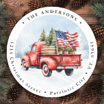 Vintager Red Christmas Truck US Flag Rücksendeadre Runder Aufkleber<br><div class="desc">Vintage Red Truck Weihnachtskarten feiern die Ferien mit Patriotic Charm Freude und feierlichen Beifall in dieser Urlaubssaison mit unseren Vintagen Red Truck Weihnachtskarten. Diese Karten spiegeln perfekt den Geist eines rustikalen Winterwunderlandes wider und bestechen durch einen hübschen roten LKW, der mit einem Weihnachtsbaum im Hintergrund geschmückt ist, mit Set vor...</div>