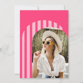 Vintager Retro-70er Neon rosa Foto Abschluss Einladung (Rückseite)