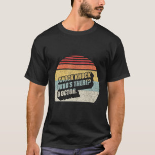 Vintager Retro Knock Knock, der Ärztin Funny ist T-Shirt