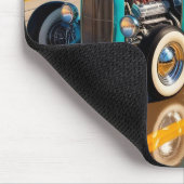 Vintager Roboter mit Surfbrett , am Strand Mousepad (Ecke)