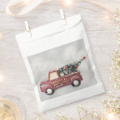 Vintager roter LKW auf grauem Hintergrund Geschenktütchen (Ausgeschnitten)