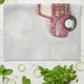 Vintager roter LKW auf grauem Hintergrund Geschirrtuch (Gefaltet)