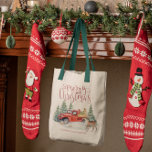 Vintager Roter LKW | Family Christmas Monogram Tragetasche<br><div class="desc">Feiern Sie die Saison mit dieser Weihnachtsfeier-Tasche mit einem Vintagen roten LKW und Weihnachtsbäumen. Personalisieren Sie mit Ihrem Familiennamen, um es zu Ihrem eigenen einzigartigen Weihnachtsgeschenk zu machen. Ideal für Wiedersehen, Feiern und vieles mehr. Vergnügen, festlich mit Vintagem Ambiente - es ist sicher, den Feiertag während der ganzen Saison zu...</div>